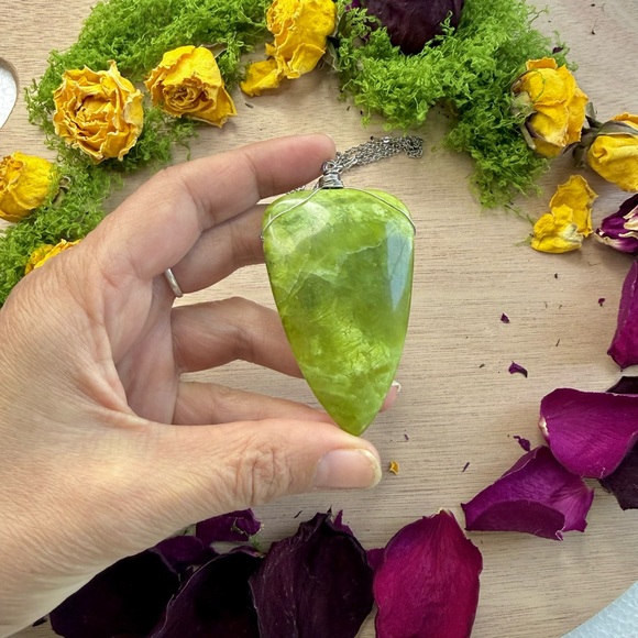 Handmade Serpentine Pendant Necklace - Picture 4 of 6